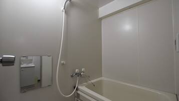 Separat badekar og bruser, dybe badekar, hårtørrer, hjemmesko