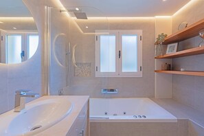 Bathtub, towels