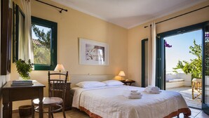 Family Villa, 3 Bedrooms - Villa Petri Trapezaki. Sleeps 6 People (Kefalonia)