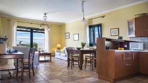 Dining - Villa Petri Trapezaki. Sleeps 6 People (Kefalonia)