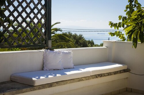 Villa Petri Trapezaki. Sleeps 6 People