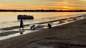 A boat on a calm river at sunset. - 2Kings 7Queens 2Twins 2Fulls - Pool Table - Near BoatRamp&Beach (Kingston)