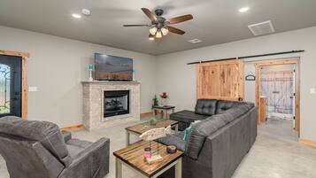 Smart-tv, een open haard en tafelvoetbal