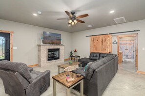 Älytelevisio, takka, pöytäjalkapallopöytä