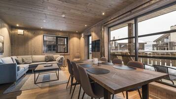 Family Apartment, 3 Bedrooms, Non Smoking, Slope side | Hypo-allergenic bedding, individually decorated, individually furnished