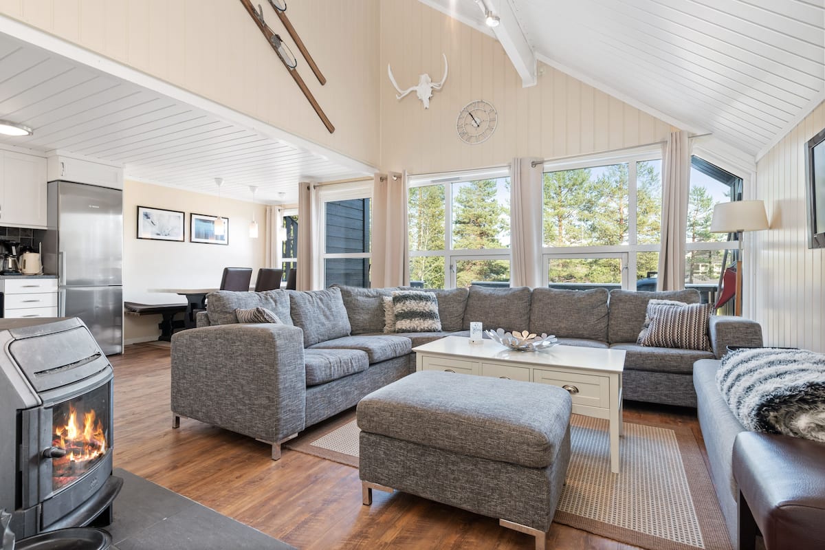 Family Cabin, 3 Bedrooms, Non Smoking, Slope side | 2 bedrooms, hypo-allergenic bedding, individually decorated