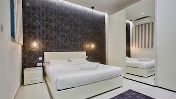 3 camere, una scrivania, postazione laptop, ferro/asse da stiro