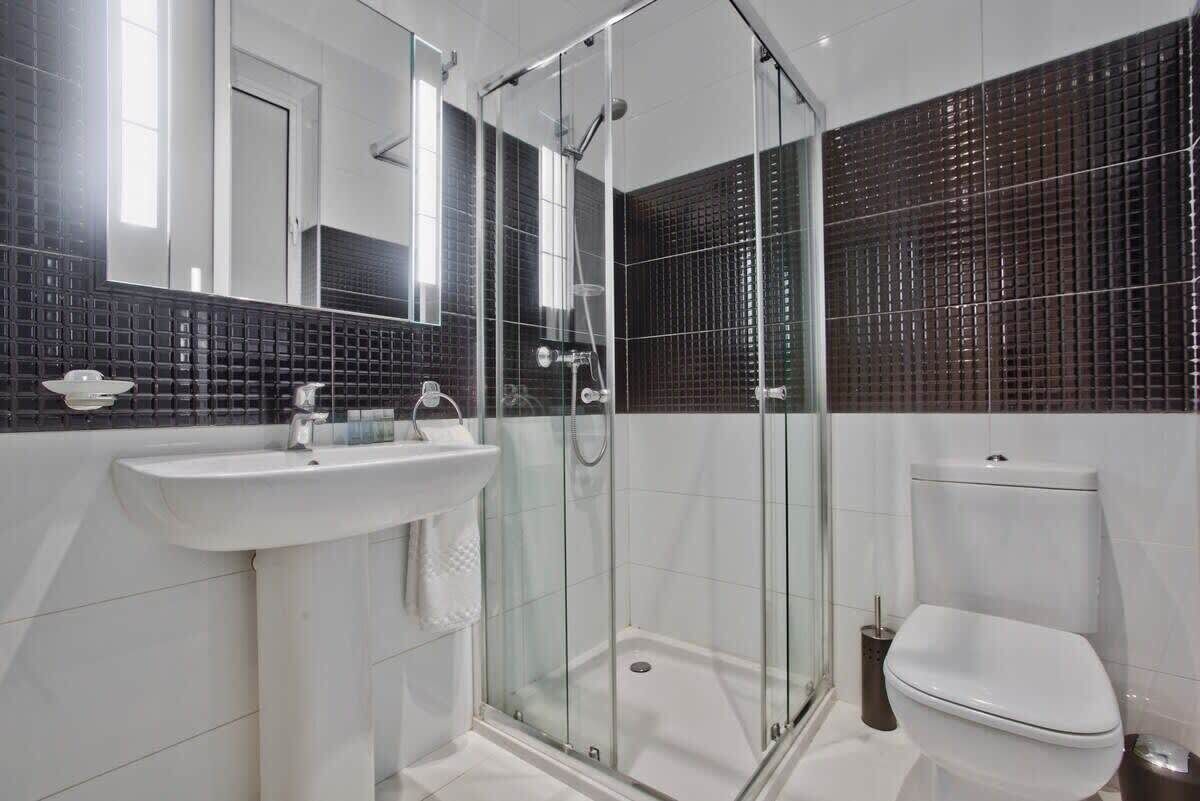 Bañera, secador de pelo, toallas