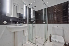 Baignoire, sèche-cheveux, serviettes fournies
