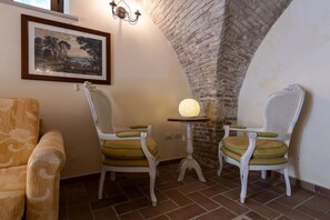 Traditional-Apartment | Wohnbereich | Flachbildfernseher