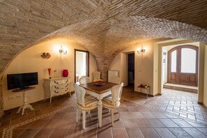 Traditional-Apartment | Wohnbereich | Flachbildfernseher