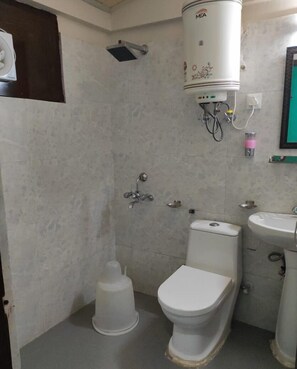 Shower, rainfall showerhead, free toiletries, towels