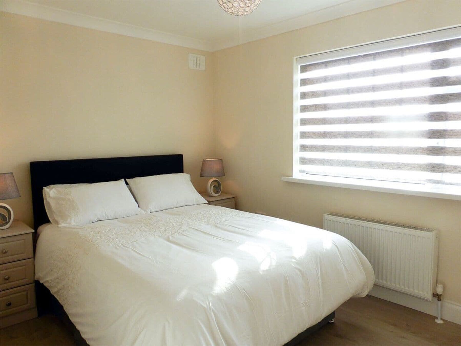 Hus - 3 soveværelser - køkken - udsigt til have | 3 soveværelser, sengetøj