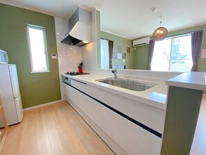 Fridge, microwave, stovetop, cookware/dishes/utensils - Grandioso Okinawa Ocean View Villa Kin 1E  BBQ wh / Kunigami-gun Okinawa (Kunigami-gun)