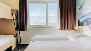 Camera quadrupla | Biancheria da letto ipoallergenica, una scrivania, insonorizzazione