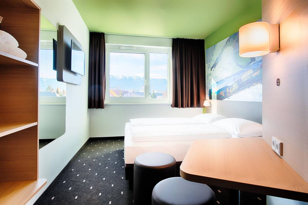 Hypo-allergenic bedding available, desk, soundproofing, WiFi (free)