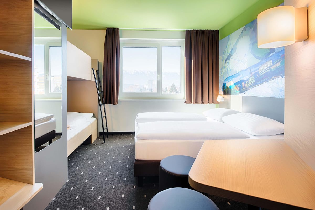 Quadruple Room | Hypo-allergenic bedding, desk, soundproofing, free WiFi