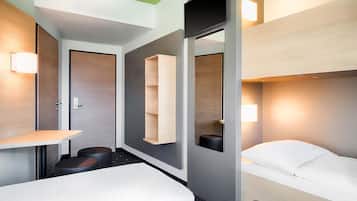 Quadruple Room | Hypo-allergenic bedding, desk, soundproofing, free WiFi