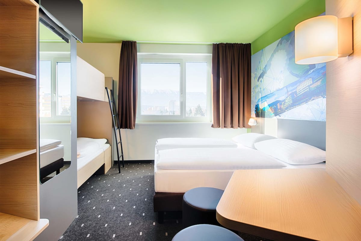 Quadruple Room | Hypo-allergenic bedding, desk, soundproofing, free WiFi