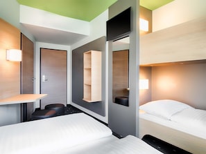 Quadruple Room | Hypo-allergenic bedding, desk, soundproofing, free WiFi