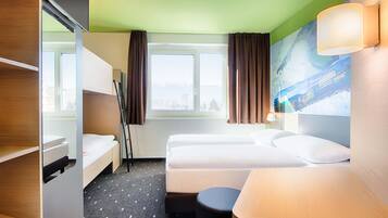 Camera quadrupla | Biancheria da letto ipoallergenica, una scrivania, insonorizzazione