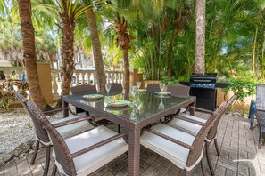 Outdoor dining - AMI Villa by Beach Boutique Rentals (Holmes Beach)