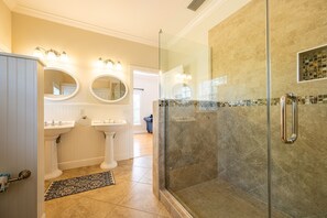 Bathtub, hair dryer, towels, toilet paper - AMI Villa by Beach Boutique Rentals (Holmes Beach)