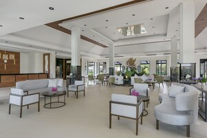 Área de estar no saguão