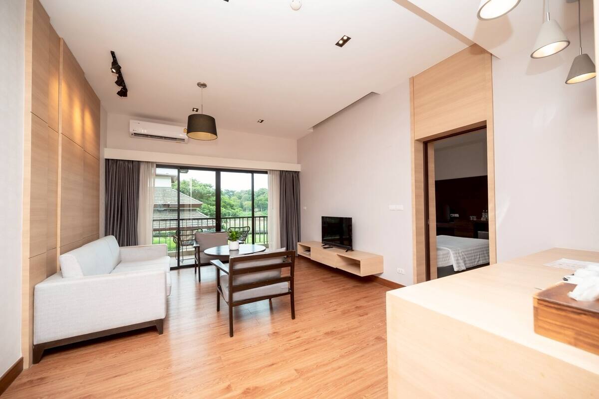 2 Bedroom Suite | Minibaari, tallelokero huoneessa, työpöytä, äänieristys