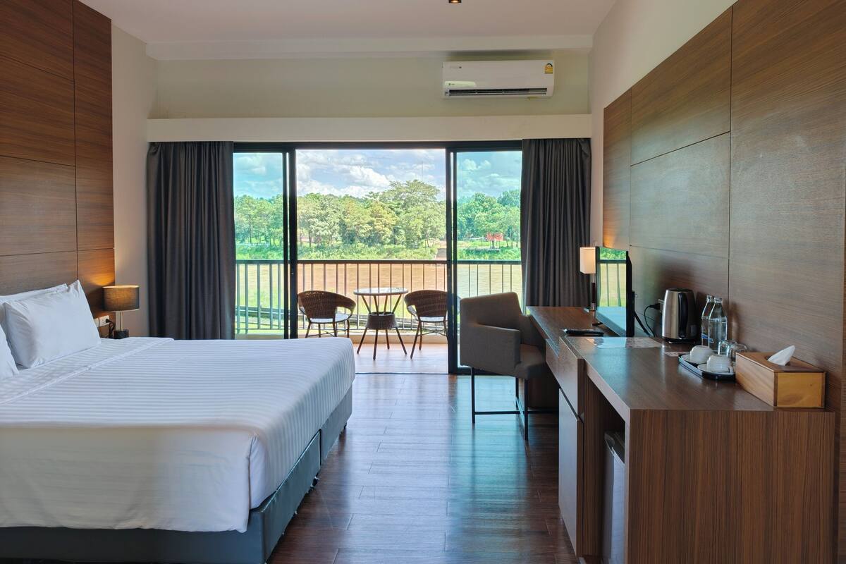 Deluxe Double Room, Garden View | Minibar, in-room safe, desk, soundproofing