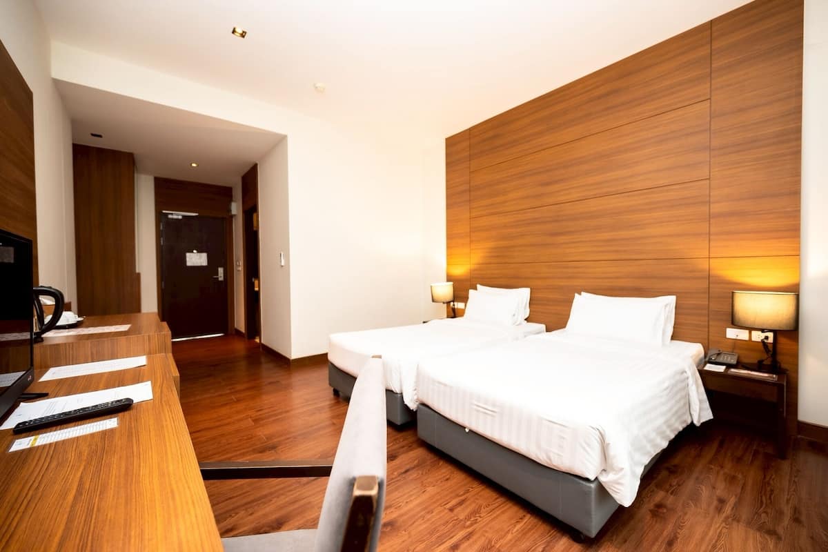 Deluxe Twin Room, Garden View | Minibar, in-room safe, desk, soundproofing