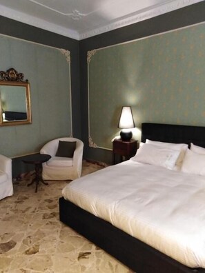 Chambre Quadruple Standard | Bureau, Wi-Fi gratuit, draps fournis