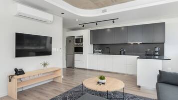 Caja de seguridad en la habitación y tabla de planchar con plancha