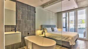 In-room safe, iron/ironing board, bed sheets - The Quarter Apartments (Cape Town)