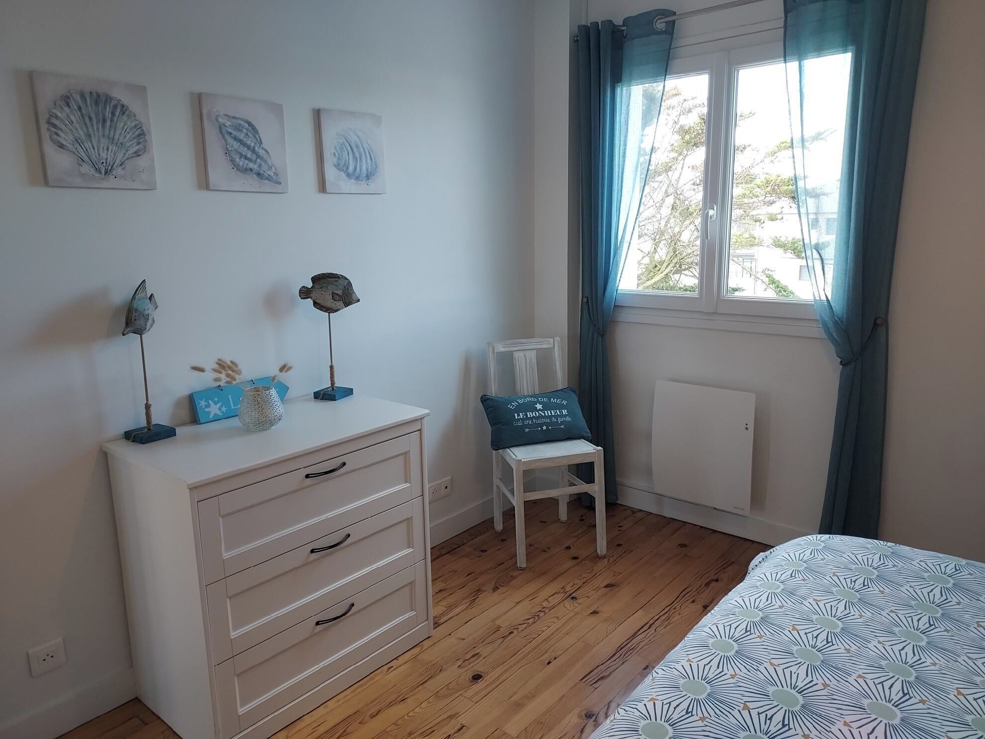 4 makuuhuonetta, työpöytä, silitysrauta/-lauta, vauvan matkasänky