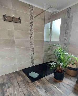 Bathtub, hair dryer, towels, soap - Just a stone's throw from the beach. House completely renovated in 2020, sleeps 6-8.  (Cléder)