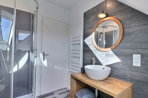 Baignoire, séchoir à cheveux, serviettes fournies, savon
