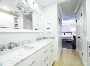 Bathtub, towels - Seascape Resort Villa - Our Happy Place (Miramar Beach)