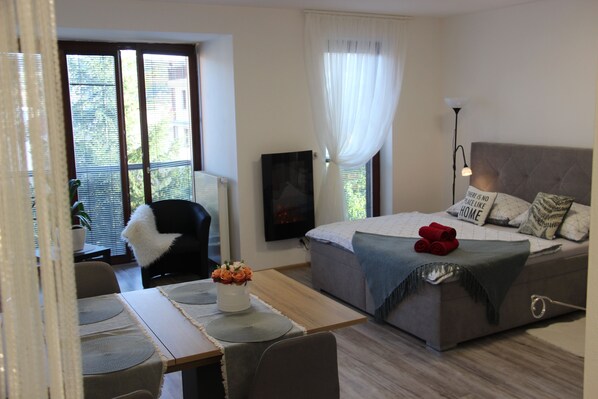 City Apartment, 1 King Bed | 1 bedroom, minibar, desk, laptop workspace - Apartman Sky City (Beroun)