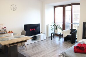 City Apartment, 1 King Bed