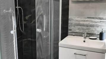 Apartament urbà, 1 llit de matrimoni gran | Bany | Dutxa, articles de tocador gratuïts, sabatilles i tovalloles