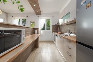 Micro-ondes, four, lave-vaisselle, cafetiĂšre/bouilloire