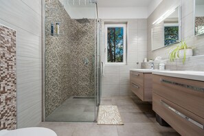 Shower, towels