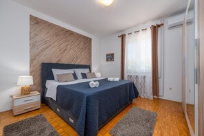 4 bedrooms, iron/ironing board, free WiFi, bed sheets