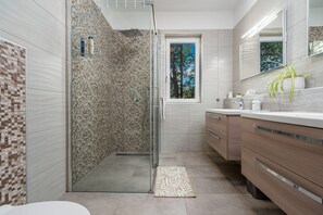 Shower, hair dryer, towels
