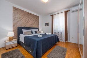 4 bedrooms, iron/ironing board, free WiFi, bed sheets