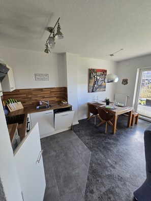 Fridge, microwave, oven, stovetop - Modern vacation home Wattwurm with its own sauna (Butjadingen)