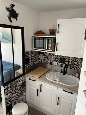 Réfrigérateur, cafetière/bouilloire