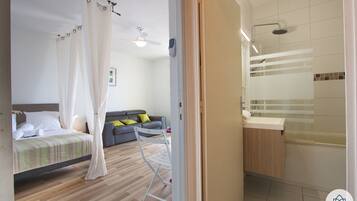 Fer et planche Ă repasser, Wi-Fi, draps fournis