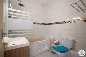 Bañera, secador de pelo y toallas